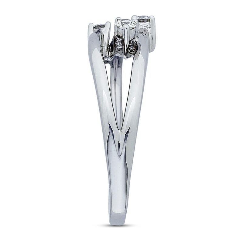 Main Image 3 of Previously Owned Diamond Ring 1/5 ct tw Round-cut 18K White Gold