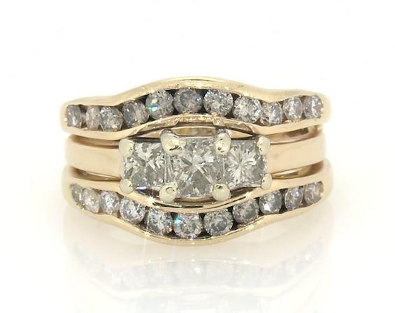 Previously Owned Princess-Cut Diamond Three-Stone Bridal Set 2 ct tw 14K Yellow Gold Size 6.75