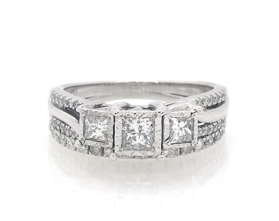 Previously Owned Princess-Cut Diamond Three-Stone Bridal Set 7/8 ct tw 10K White Gold Size 7