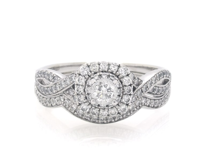 Main Image 1 of Previously Owned Neil Lane Round-Cut Diamond Halo Bridal Set 7/8 ct tw 14K White Gold Size 8.75