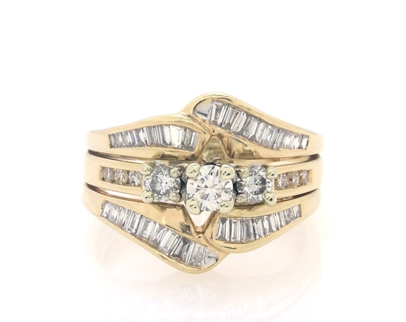 Main Image 1 of Previously Owned Round-Cut Diamond Three-Stone Bridal Set 7/8 ct tw 14K Yellow Gold Size 6.25