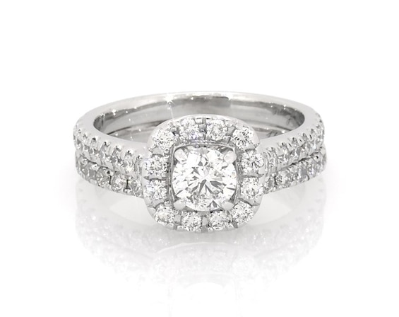 Previously Owned Neil Lane Round-Cut Diamond Halo Bridal Set 1-5/8 ct tw 14K White Gold Size 6.75