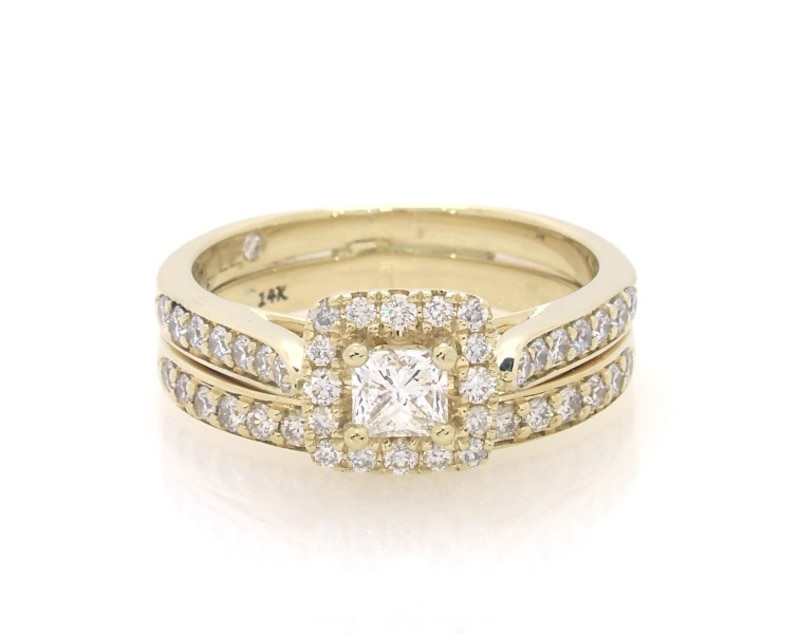 Main Image 1 of Previously Owned THE LEO Diamond Princess-Cut Halo Bridal Set 7/8 ct tw 14K Yellow Gold Size 6.75