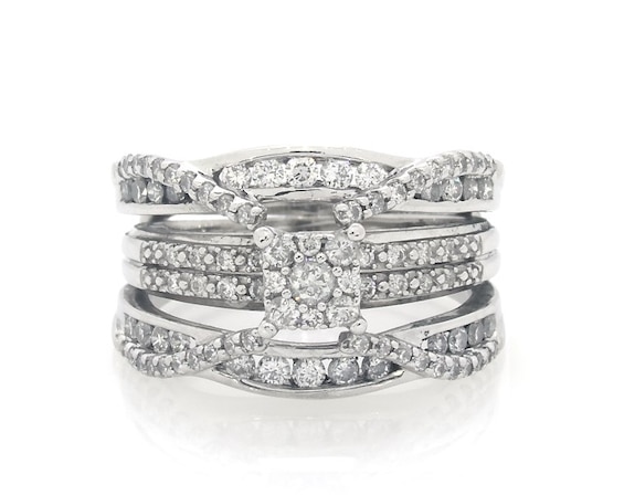 Previously Owned Round-Cut Diamond Halo Bridal Set 7/8 ct tw 10K White Gold Size 7