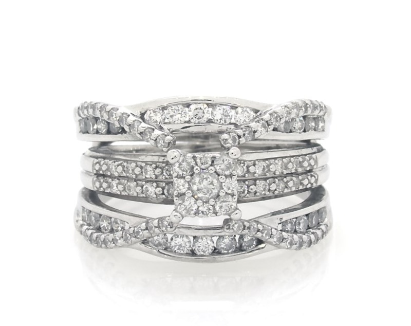 Main Image 1 of Previously Owned Round-Cut Diamond Halo Bridal Set 7/8 ct tw 10K White Gold Size 7