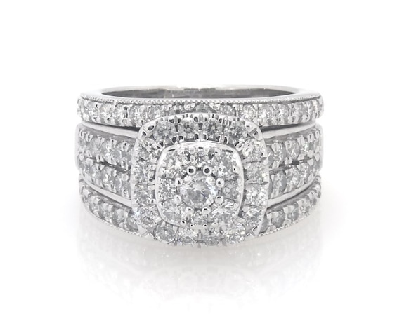 Previously Owned Round-Cut Multi-Diamond Halo Bridal Set 1-1/2 ct tw 14K White Gold Size 5
