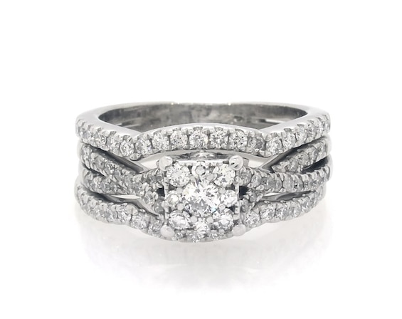 Previously Owned Round-Cut Diamond Halo Bridal Set 7/8 ct tw 10K & 14K White Gold Size 5.5