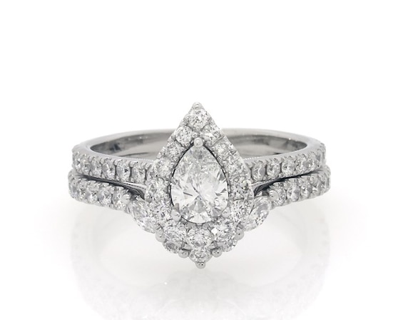 Previously Owned Neil Lane Pear-Shaped Diamond Halo Bridal Set 1-1/2 ct tw 14K White Gold Size 7.75